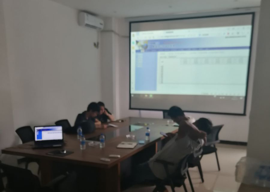 公墓園區(qū)的工作人員，正在手機(jī)上使用公墓管理軟件